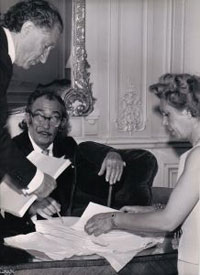 Dali signs for Pierre and Genevi&eacute;ve Argillet